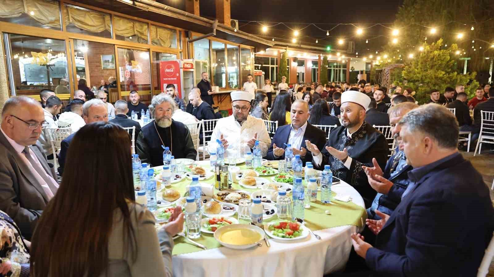 Ифтар на Балканах: за главным столом — имам, православный священник и местные чиновники