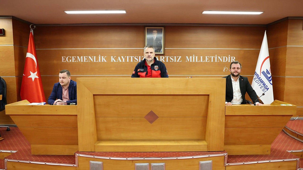 Заседание совета муниципалитета Байрампаша, на котором обсуждалась программа ифтаров на Балканах