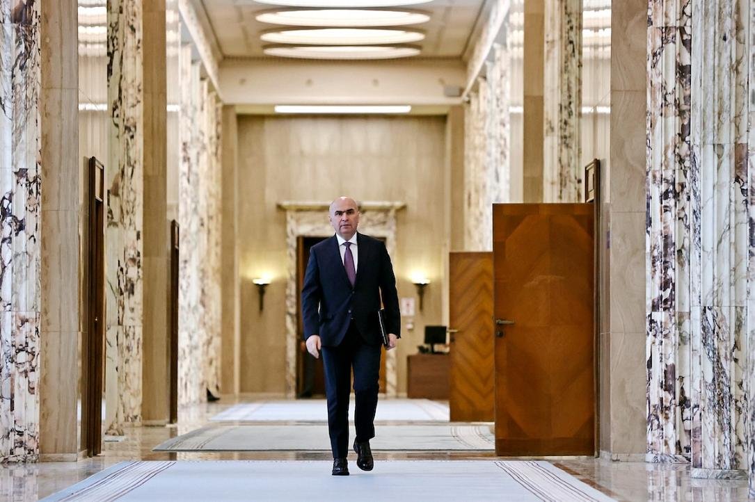 Премьер-министр Болоян в здании парламента Румынии