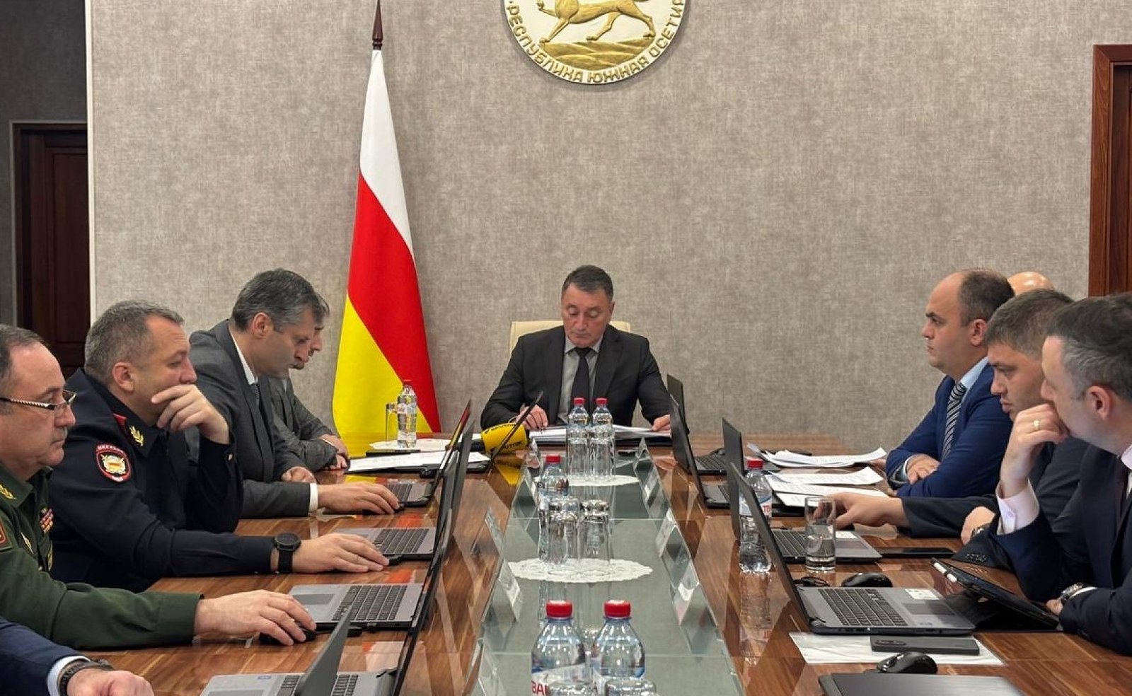 Заседание кабинета министров Южной Осетии с участием чиновников и военных