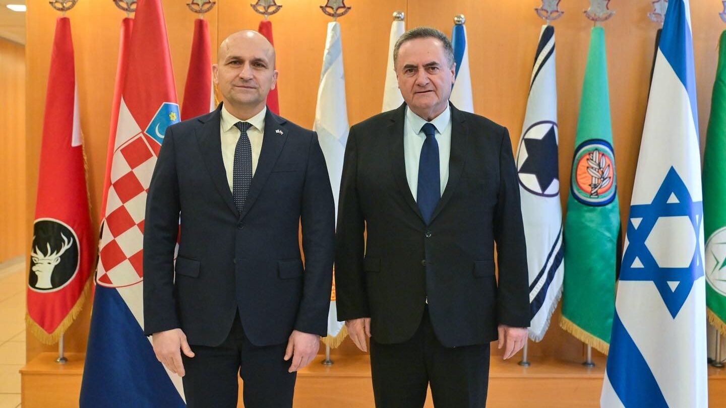 Министр обороны Хорватии Иван Анушич на встрече с министром иностранных дел Израиля Исраэлем Кацем на фоне хорватских и израильских флагов
