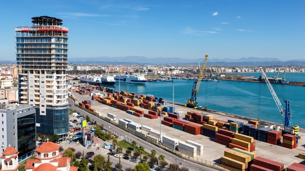 Панорамный вид порта Дуррес с грузовыми контейнерами и городским пейзажем