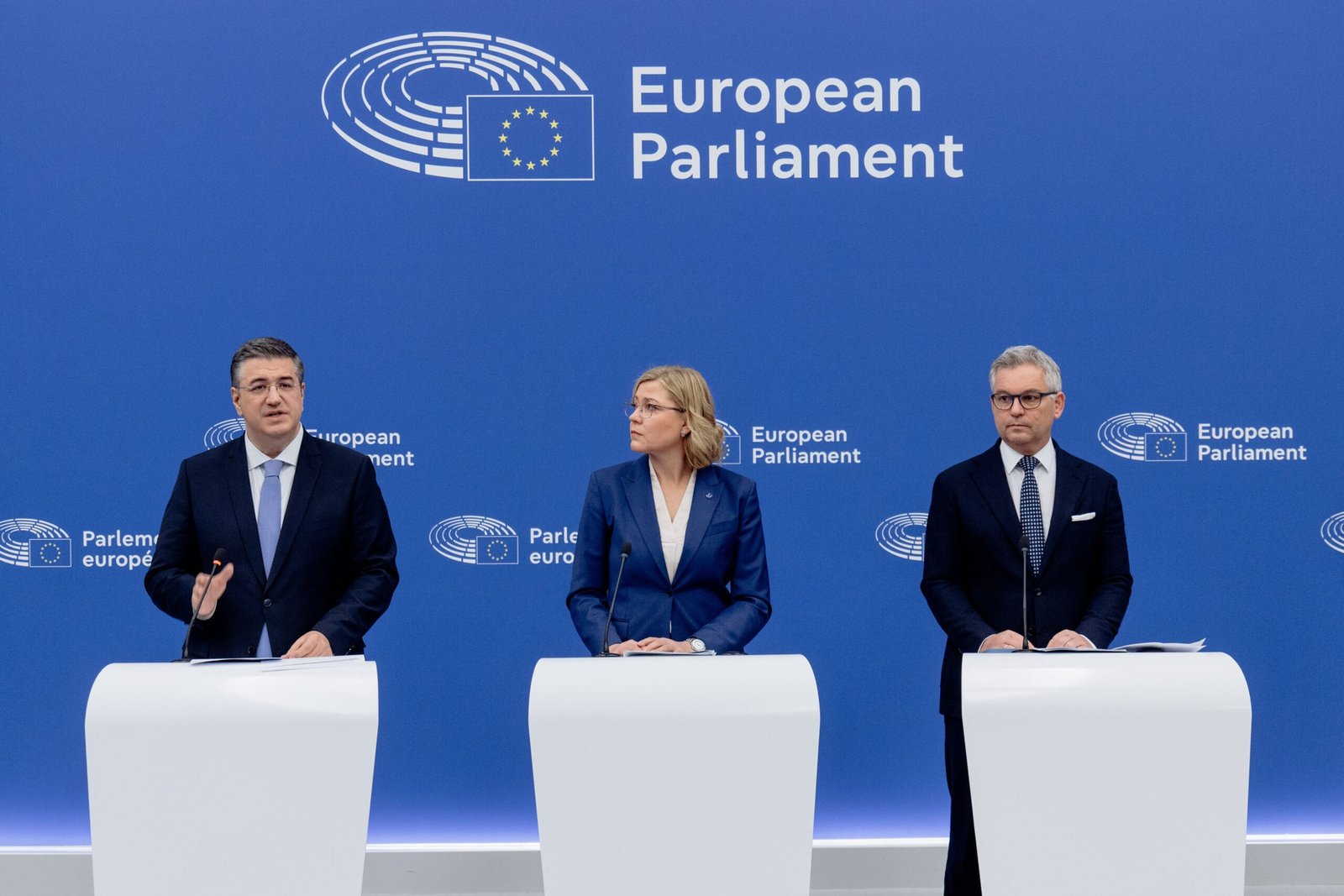Пресс-конференция в Европейском парламенте с тремя официальными лицами