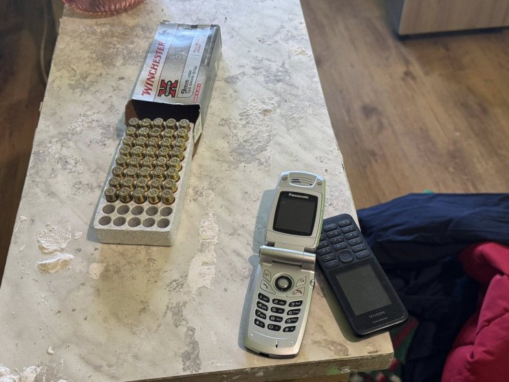 Изъятые боеприпасы и мобильные телефоны как вещественные доказательства