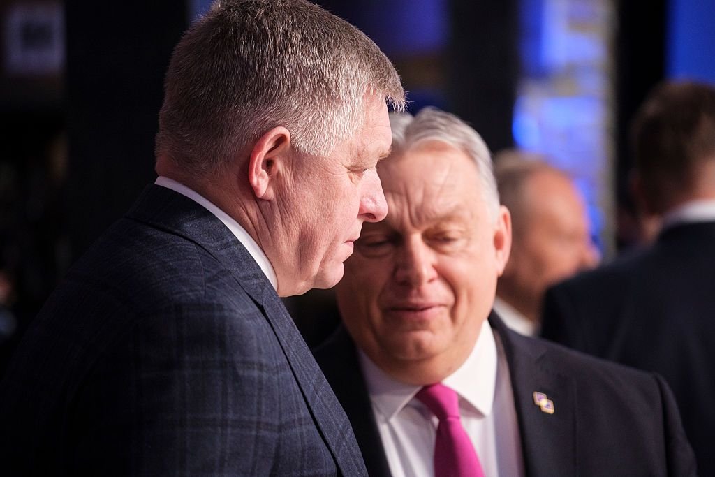 Премьер-министр Словакии Роберт Фицо и премьер-министр Венгрии Виктор Орбан во время беседы