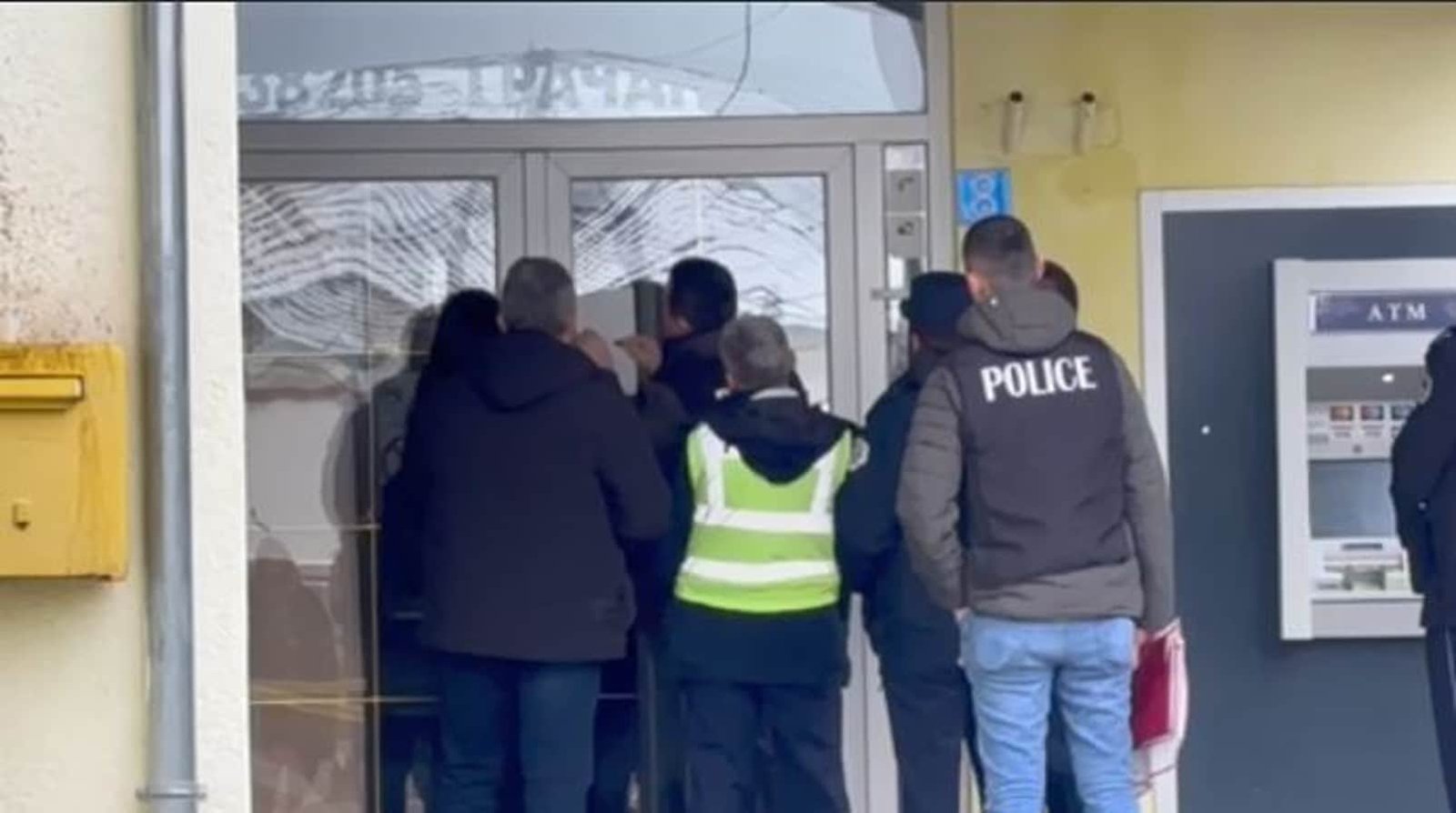 Полиция Косово у входа в параллельное учреждение в Грачанице во время операции по закрытию