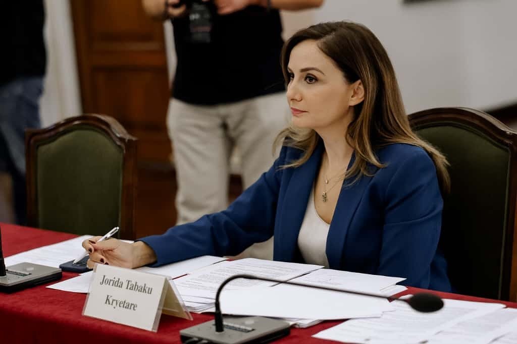 Йорида Табаку, председатель комитета, на парламентском заседании