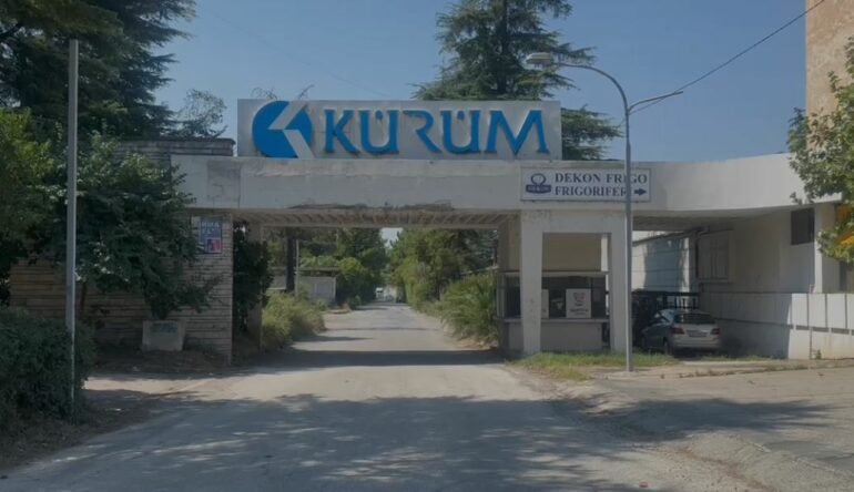 Въездные ворота на территорию компании Kurum International в Албании