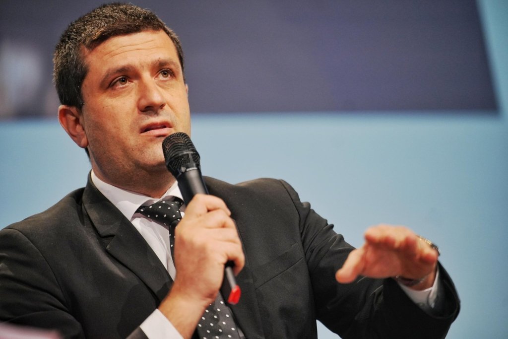 Министр обороны Румынии выступает на пресс-конференции