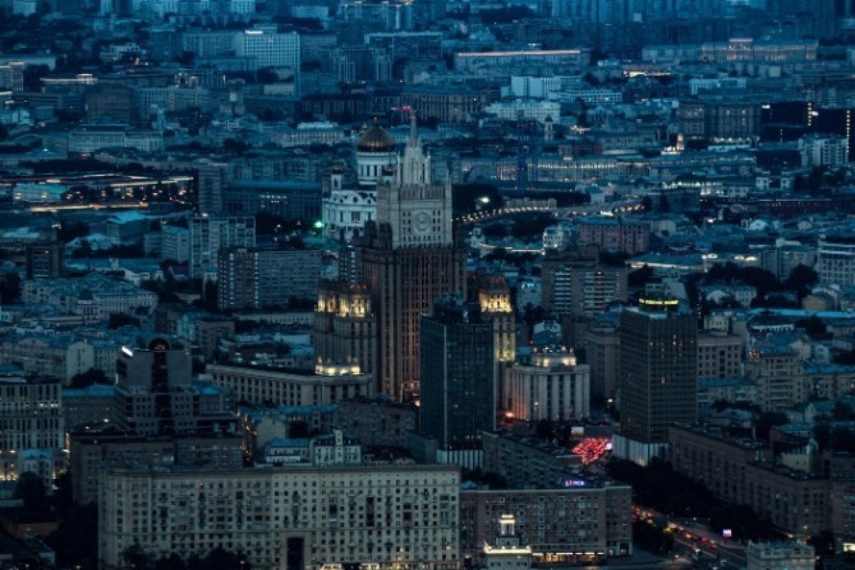 Ночной вид Москвы с подсвеченным зданием МИД — обеспечивает российский контекст