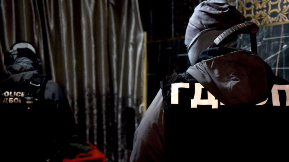 Сотрудники ГДБОП внутри помещения во время обыска