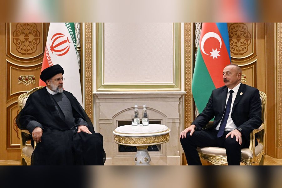 Встреча президента Ирана Раиси и президента Азербайджана Алиева с государственными флагами