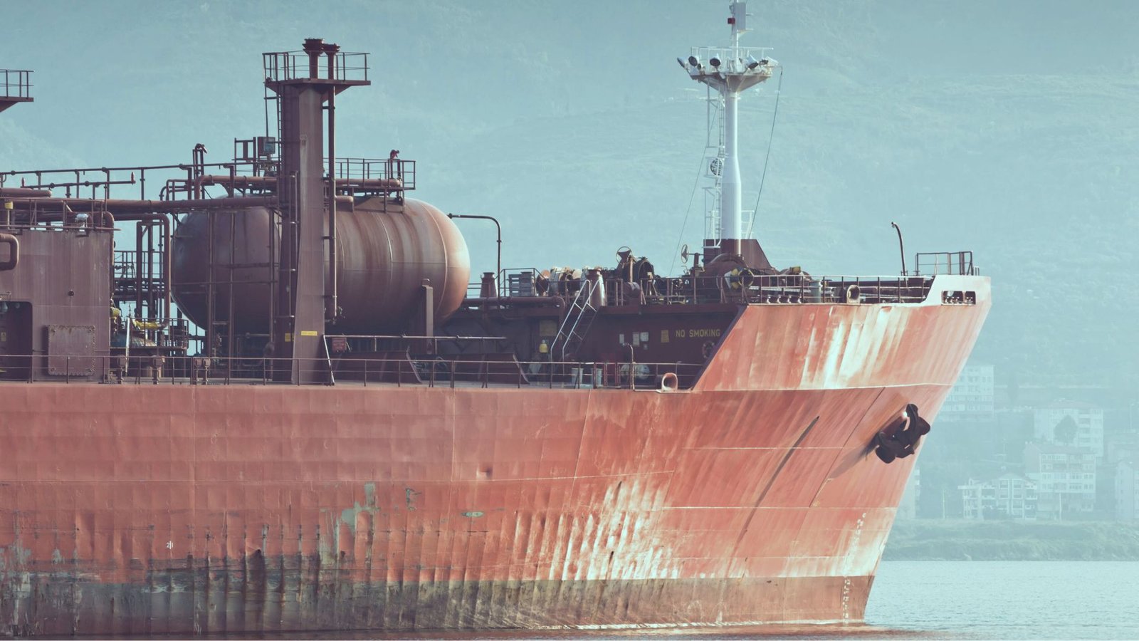 Крупный план ржавого носа нефтяного танкера с промышленным оборудованием