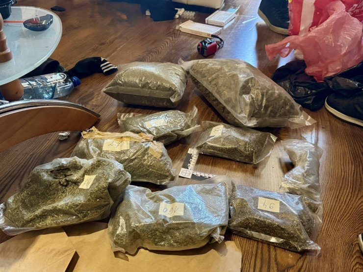 Изъятые наркотики в пластиковых пакетах как вещественные доказательства