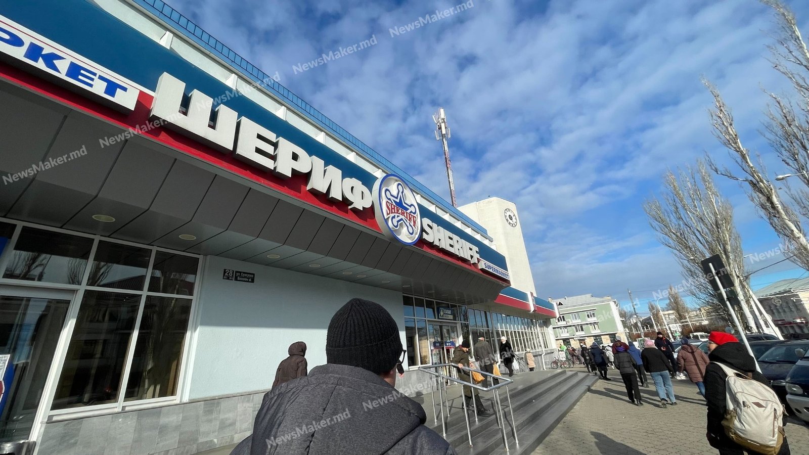 Современный фасад супермаркета «Шериф» с покупателями у входа, демонстрирующий розничное присутствие компании в Приднестровье