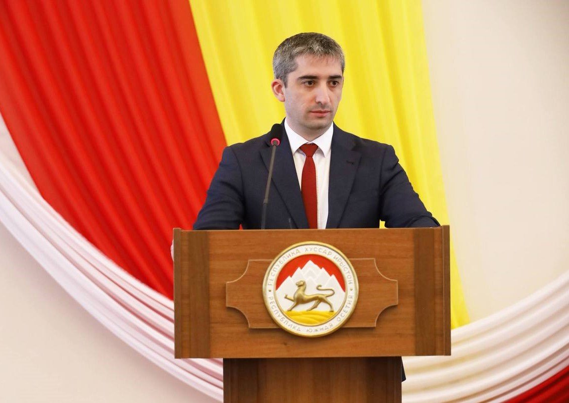 Джамболат Тадтаев, новый премьер-министр Южной Осетии, на официальной трибуне