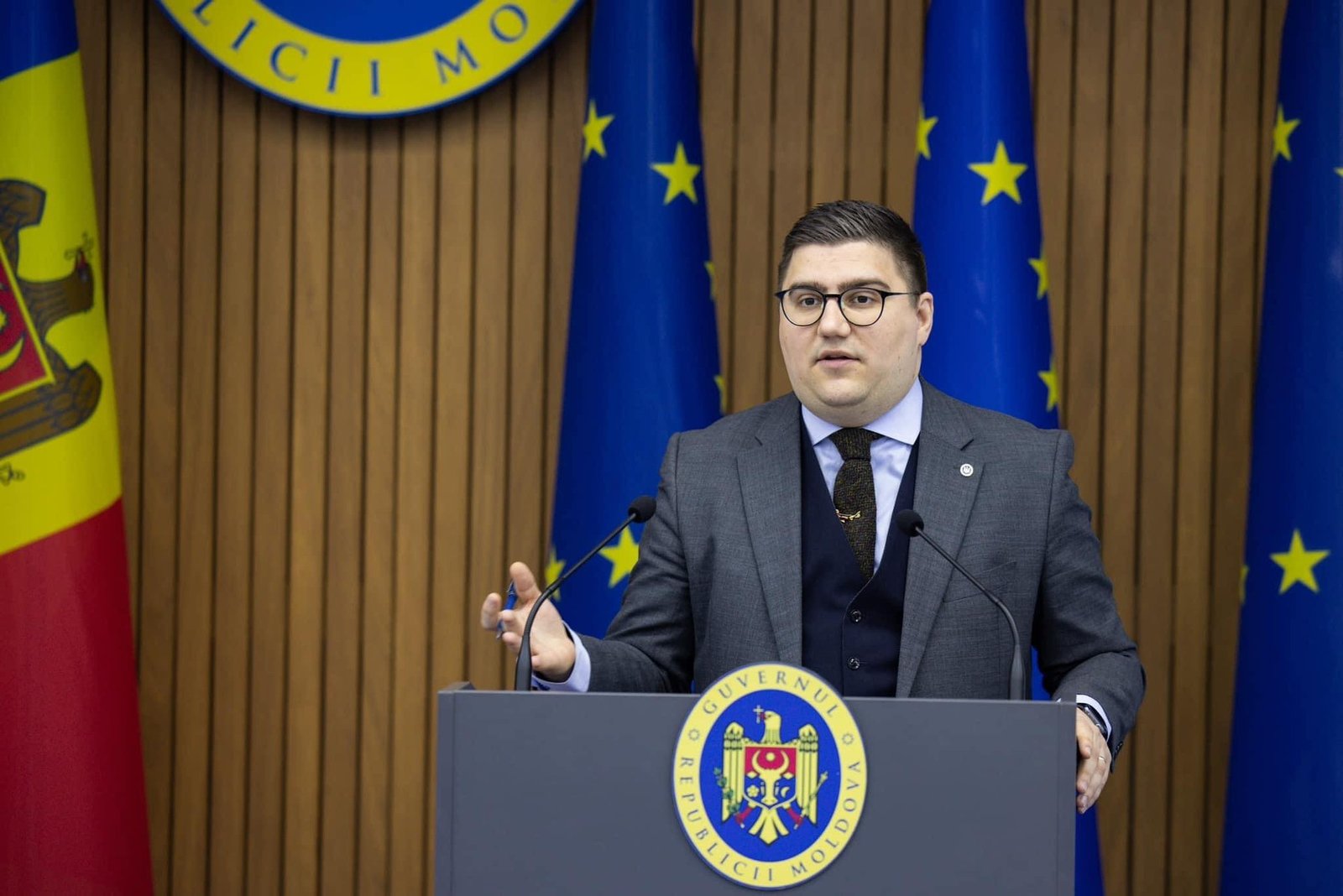 Представитель правительства Молдовы Даниел Водэ выступает на пресс-конференции на фоне флагов ЕС и Молдовы