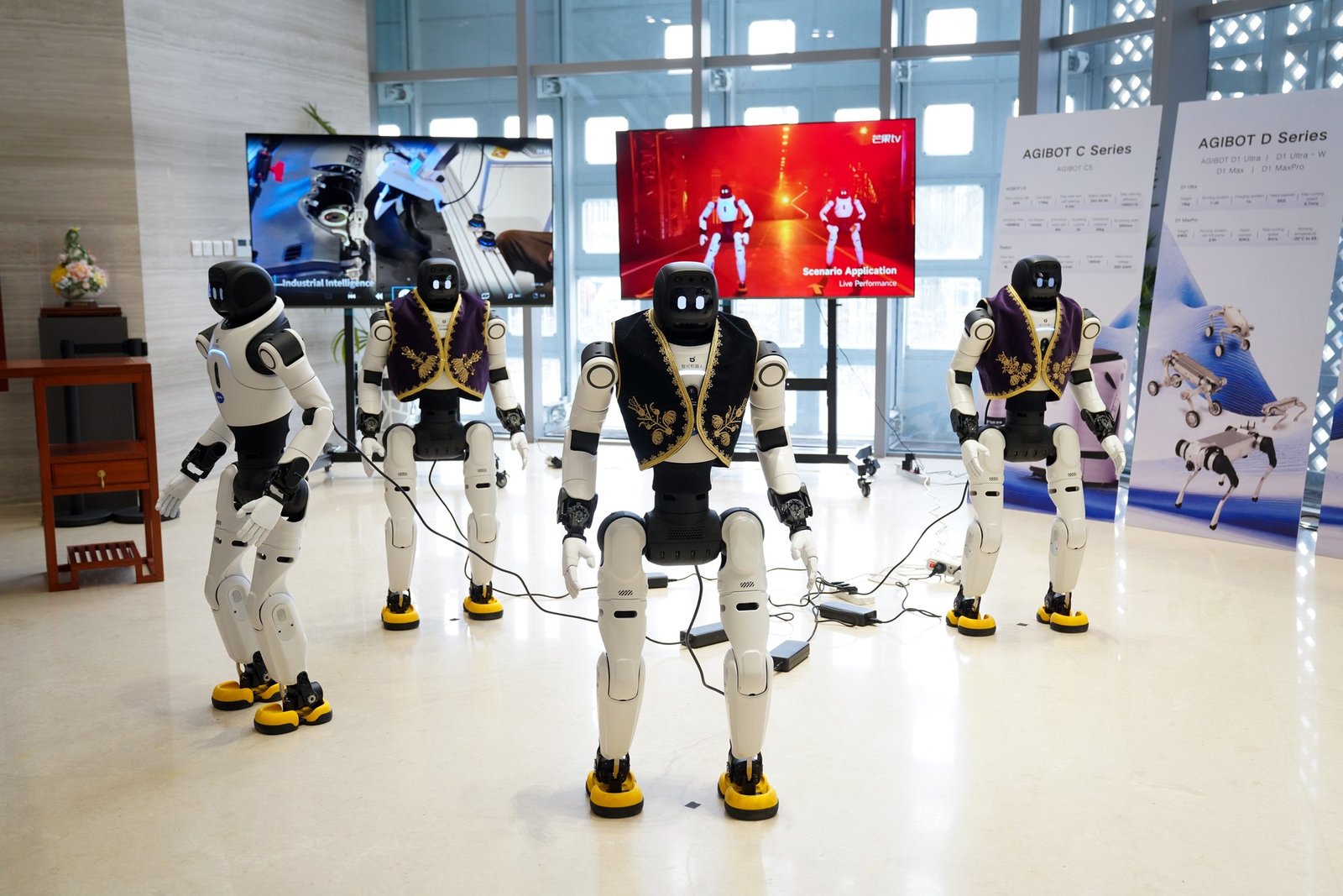 Гуманоидные роботы Agibot в традиционных сербских костюмах на презентации в Белграде. Фото: N1 Info