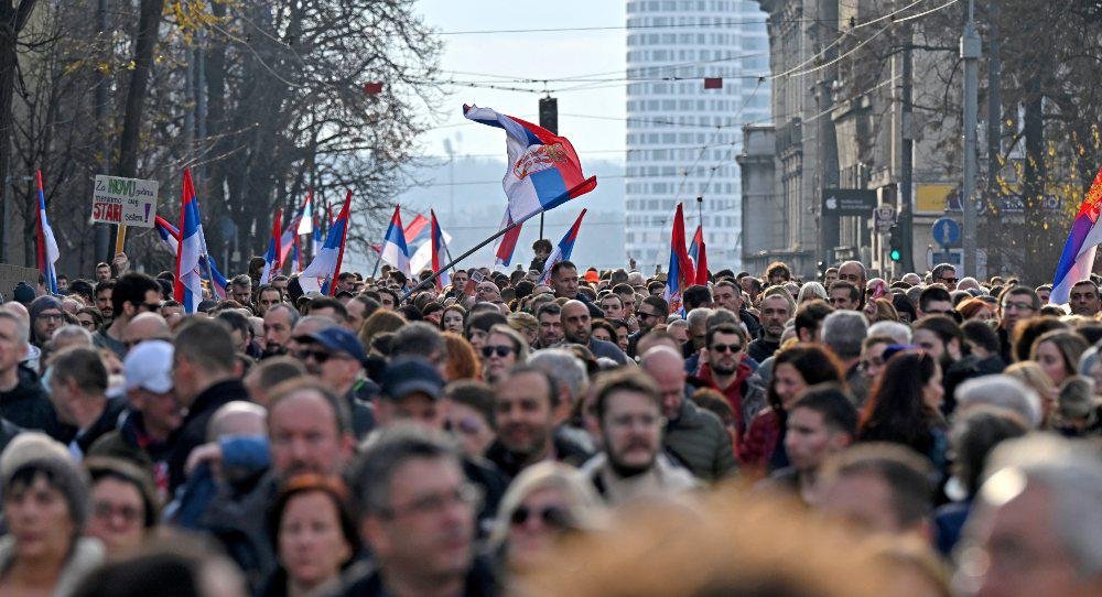Массовый протест в Белграде с сербскими флагами против авторитарных тенденций в стране. Фото: Carnegie Endowment