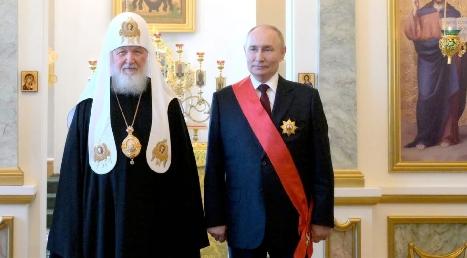 Патриарх Кирилл и Владимир Путин на официальной встрече