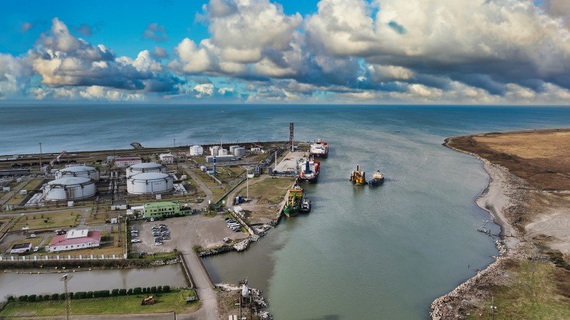 Вид с воздуха на портовую инфраструктуру Кулеви с драматичным облачным небом над Чёрным морем