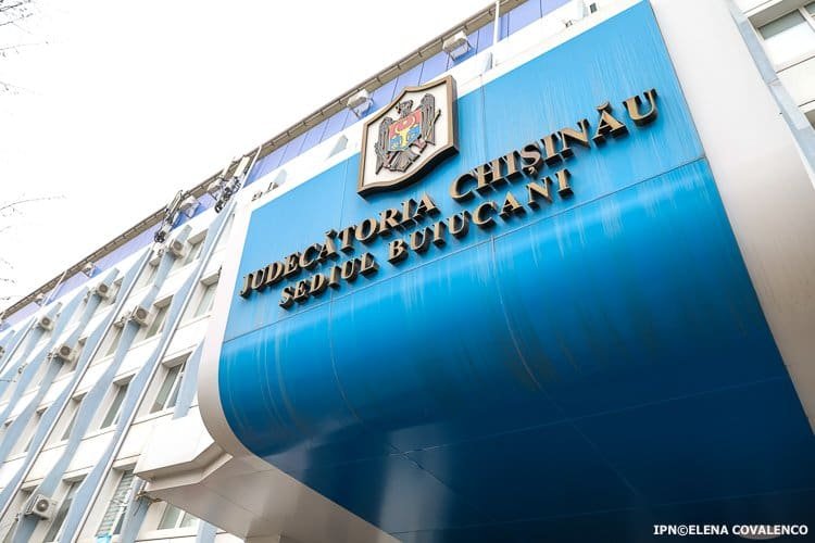 Здание районного суда Кишинёва (Judecătoria Chișinău, Sediul Buiucani), фасад с голубой вывеской и гербом