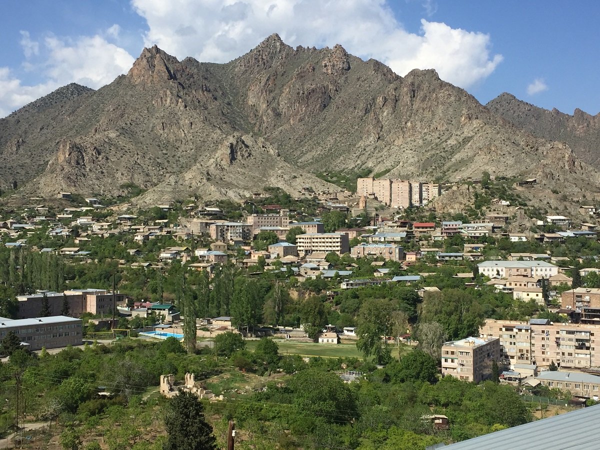 Город Мегри на юге Армении (Сюникская область) на фоне гор