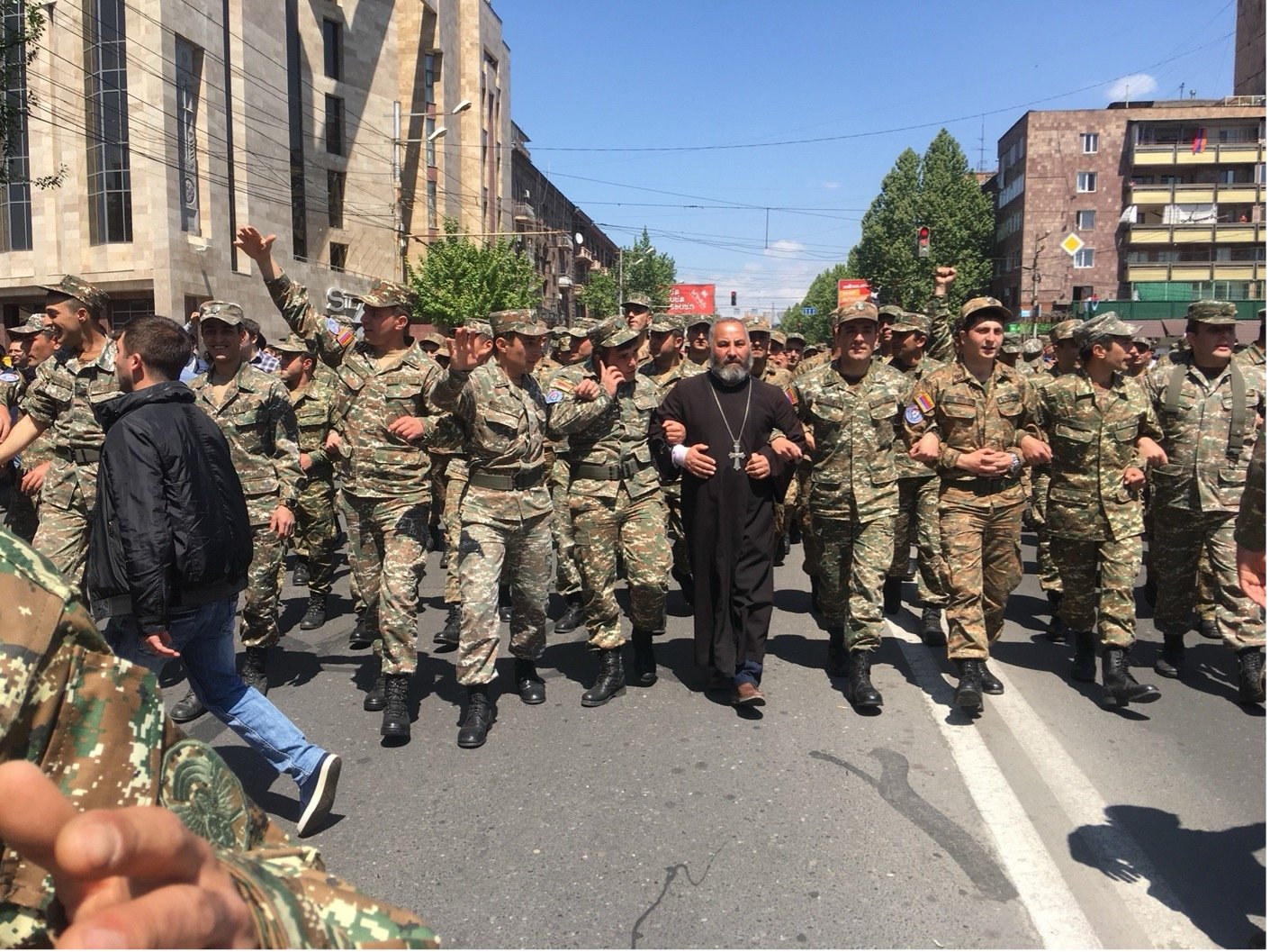 Солдаты и священнослужители маршируют в протесте по улицам Еревана во время Бархатной революции 2018 года