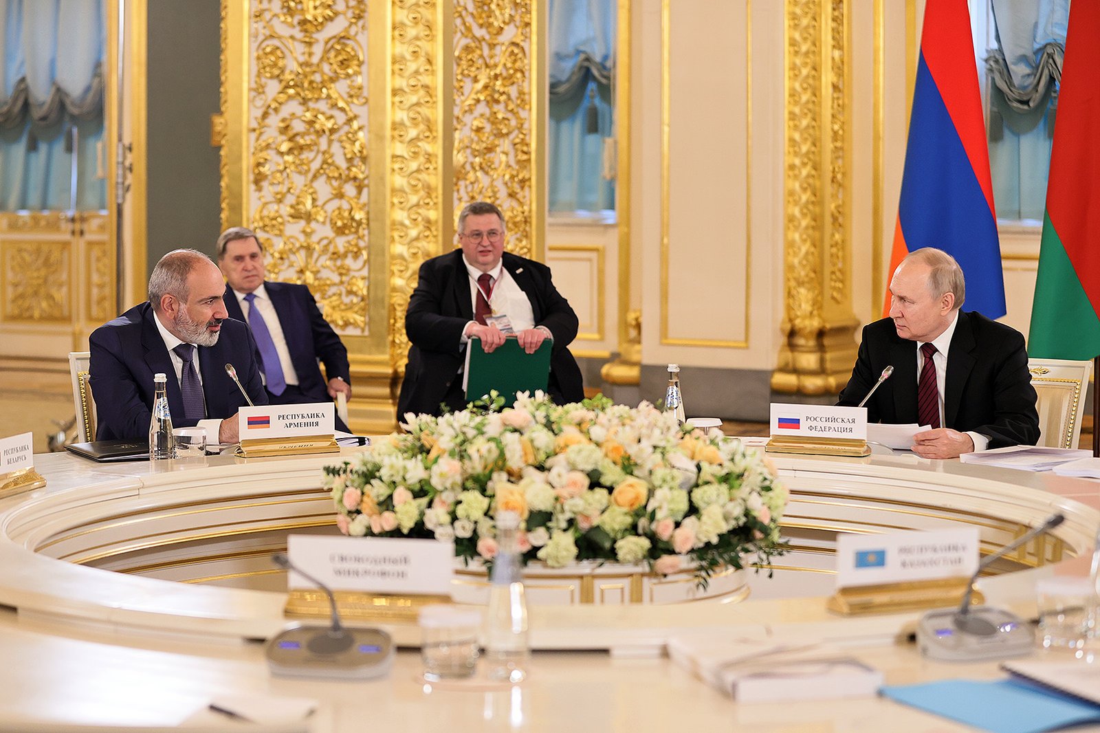 Премьер-министр Армении Никол Пашинян и президент России Владимир Путин на встрече, видны флаги Армении и России