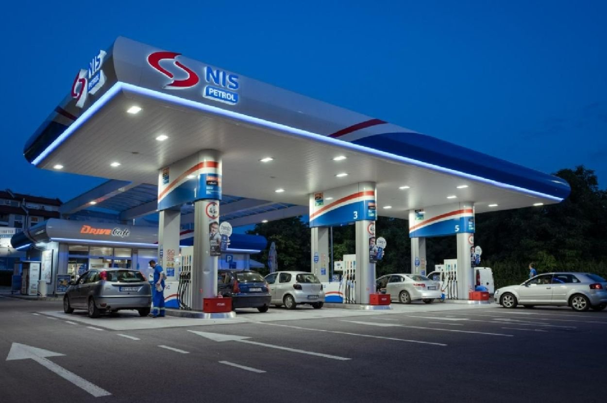 Заправочная станция NIS Petrol в вечернее время
