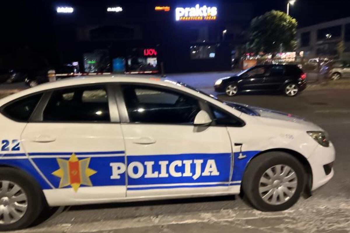 Полицейский автомобиль Черногории ночью