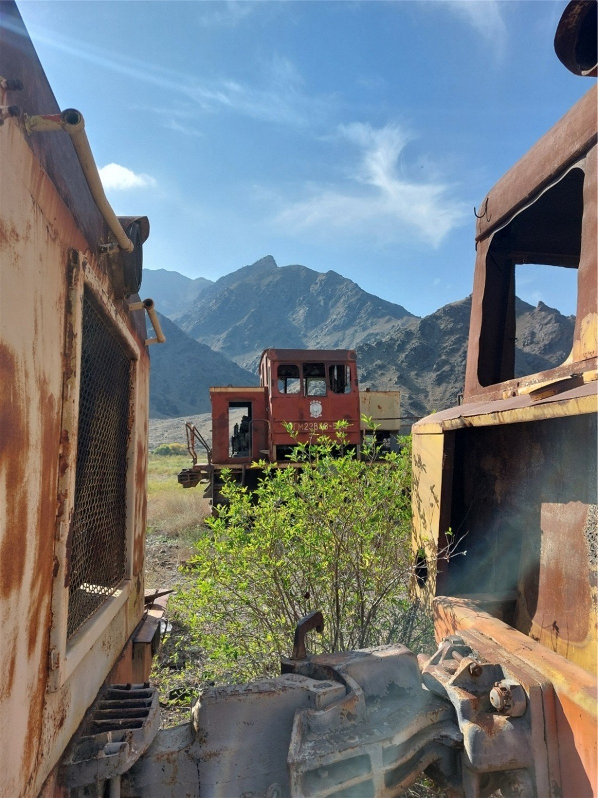 Заброшенные локомотивы на железной дороге в горах Армении