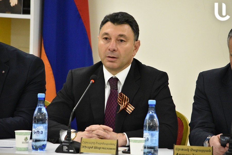 Армянский политик Эдуард Шармазанов выступает на парламентском заседании на фоне флага Армении