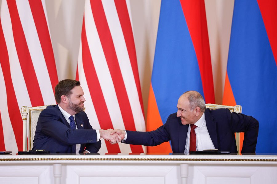 Вице-президент США Джей Ди Вэнс пожимает руку премьер-министру Армении Николу Пашиняну на фоне флагов США и Армении