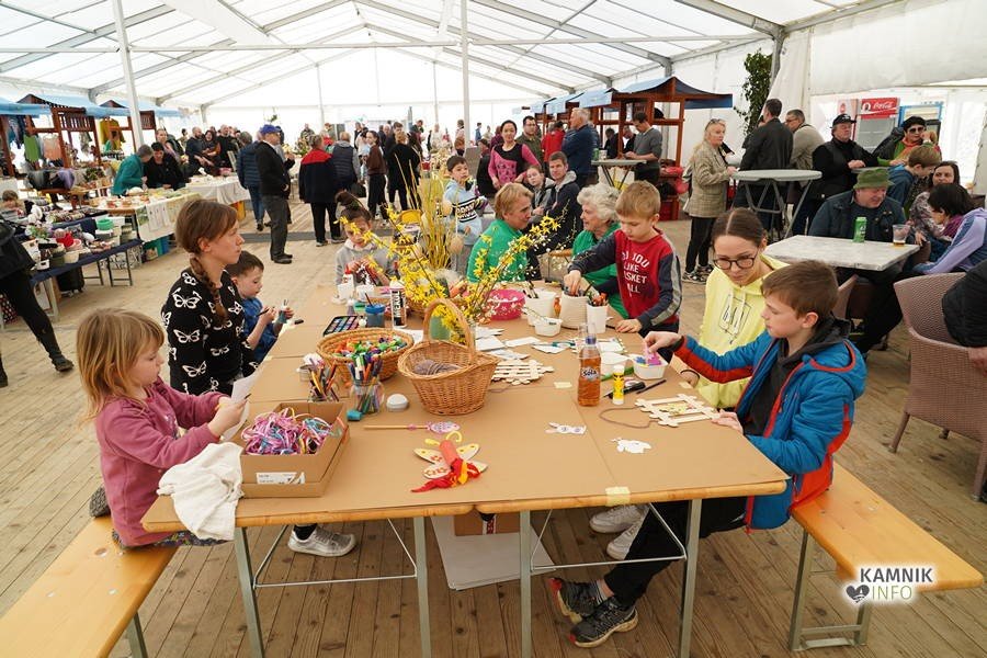 Дети и взрослые за творческим столом на Пасхальном ярмарке в Сновике — участники мастерят поделки в праздничной атмосфере