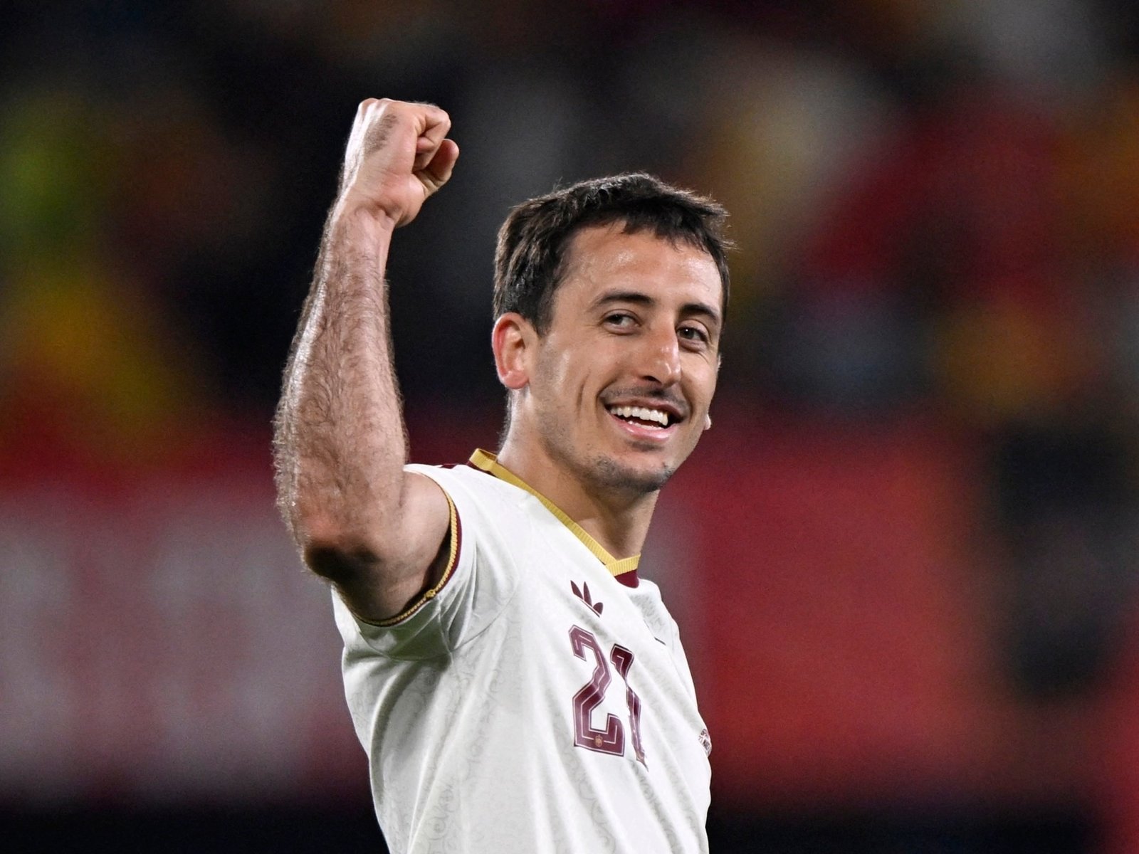 Микель Оярсабаль радостно сжимает кулак после забитого гола в матче Испания — Сербия