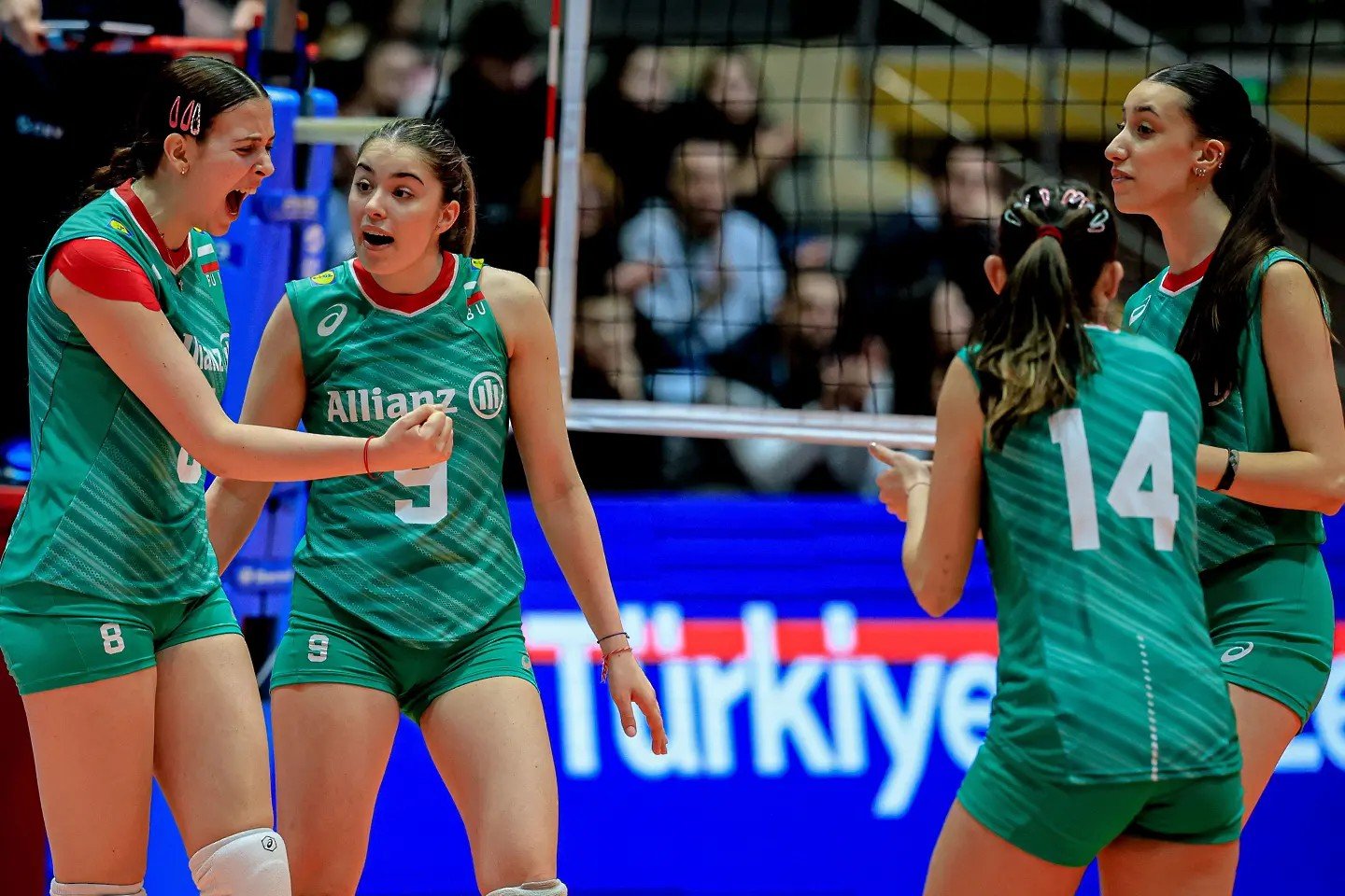 Волейболистки молодёжной сборной Болгарии U18 радуются выигранному очку во время квалификационного турнира к ЧЕ в Софии