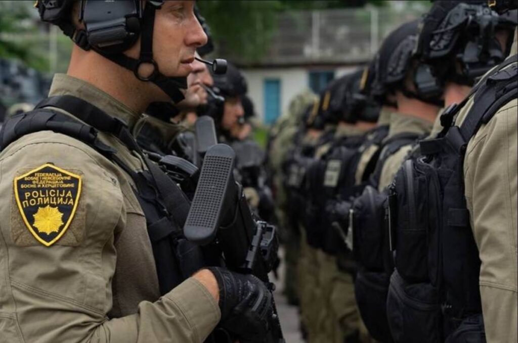 Сотрудники Федеральной полиции (FUP) Боснии и Герцеговины в тактическом снаряжении во время операции