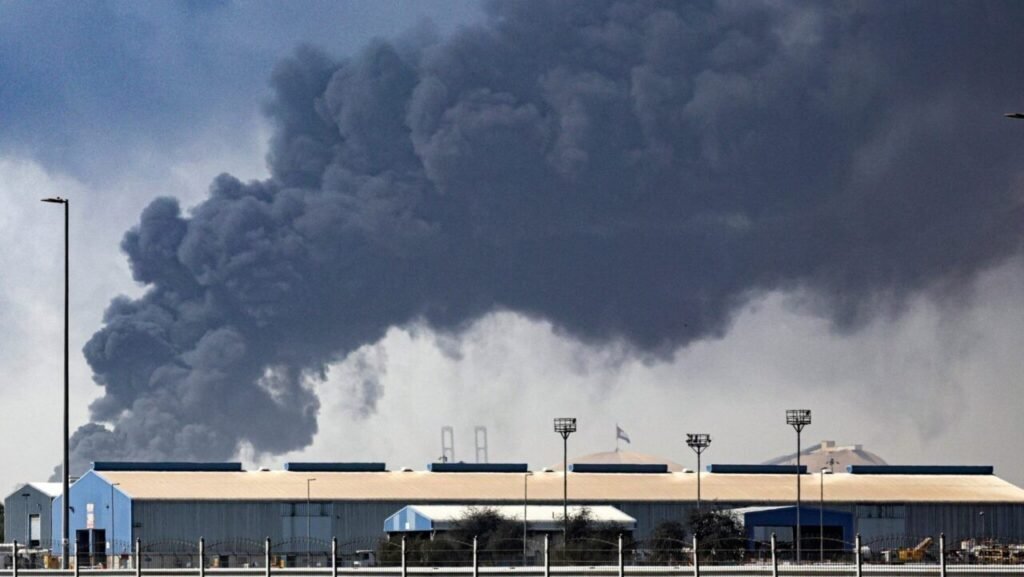 Мощный столб дыма над промышленным объектом в зоне ближневосточного конфликта. Фото: Balkan Insight