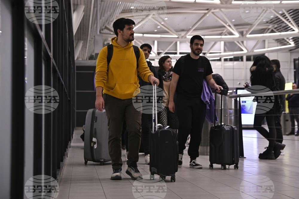 Эвакуированные из Дубая болгарские граждане прибывают в аэропорт Софии с багажом. Фото: BTA