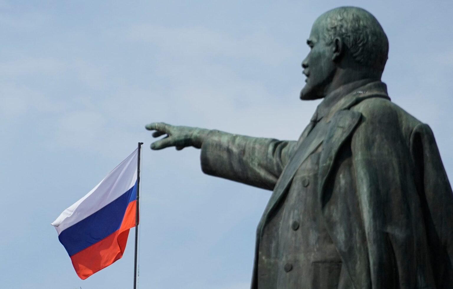 Памятник Ленину на фоне российского триколора — символ российского влияния, ставшего предметом споров в Словении. Фото: Večer