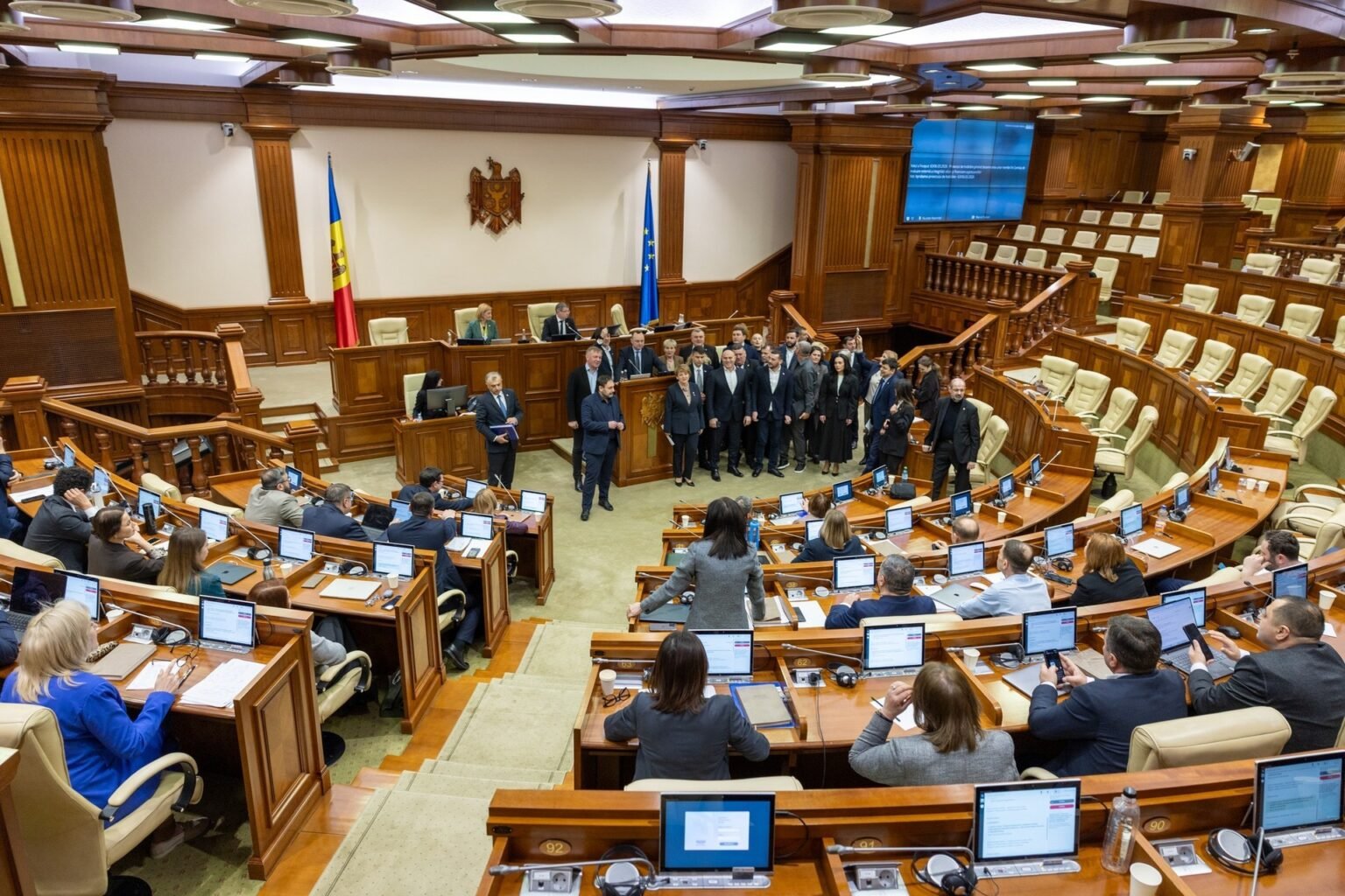 Зал заседаний парламента Молдовы во время голосования по назначению членов комиссии Vetting. Оппозиция заблокировала трибуну. Фото: Newsmaker.md