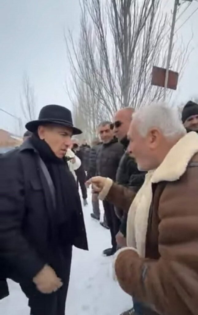 Премьер-министр Армении Никол Пашинян в споре с жителями села Дзоракап во время зимнего визита в регион