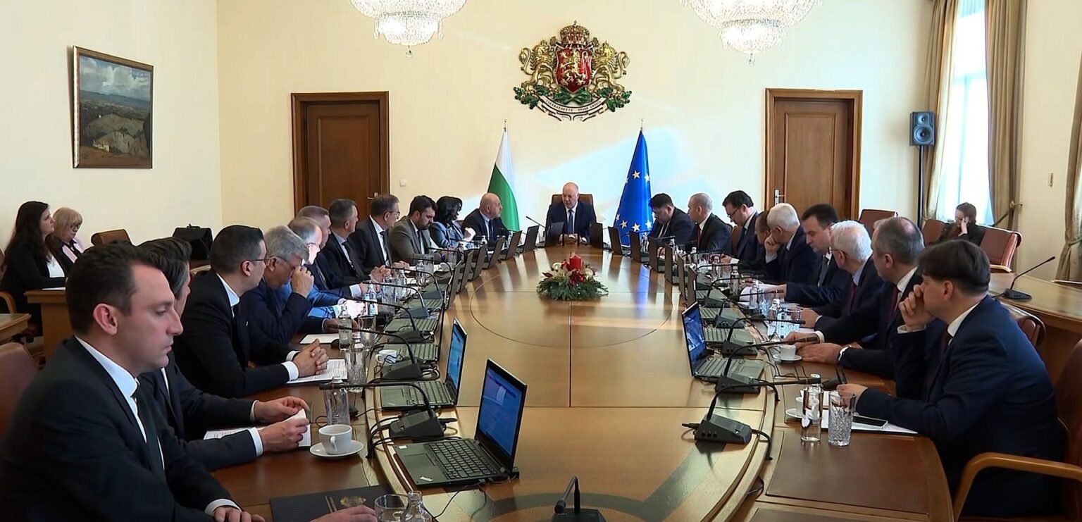 Заседание правительства Болгарии в зале Совета министров на фоне национального и европейского флагов. Фото: Institute of Central Europe