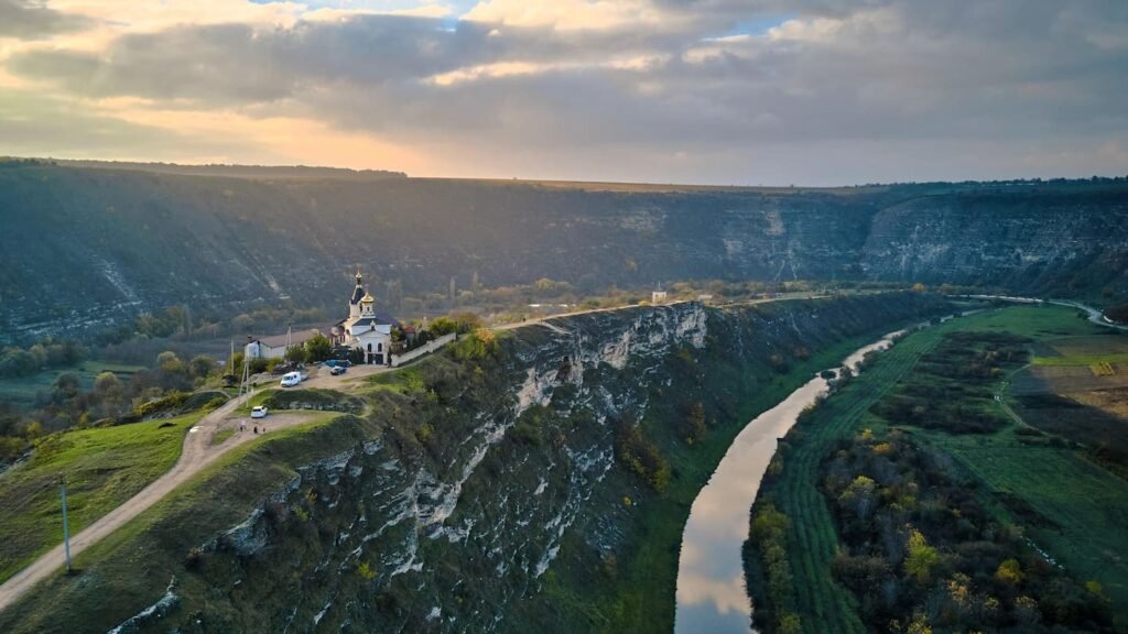 Старый Орхей — скальный монастырь на обрыве над рекой Рэут, одна из главных достопримечательностей Молдовы