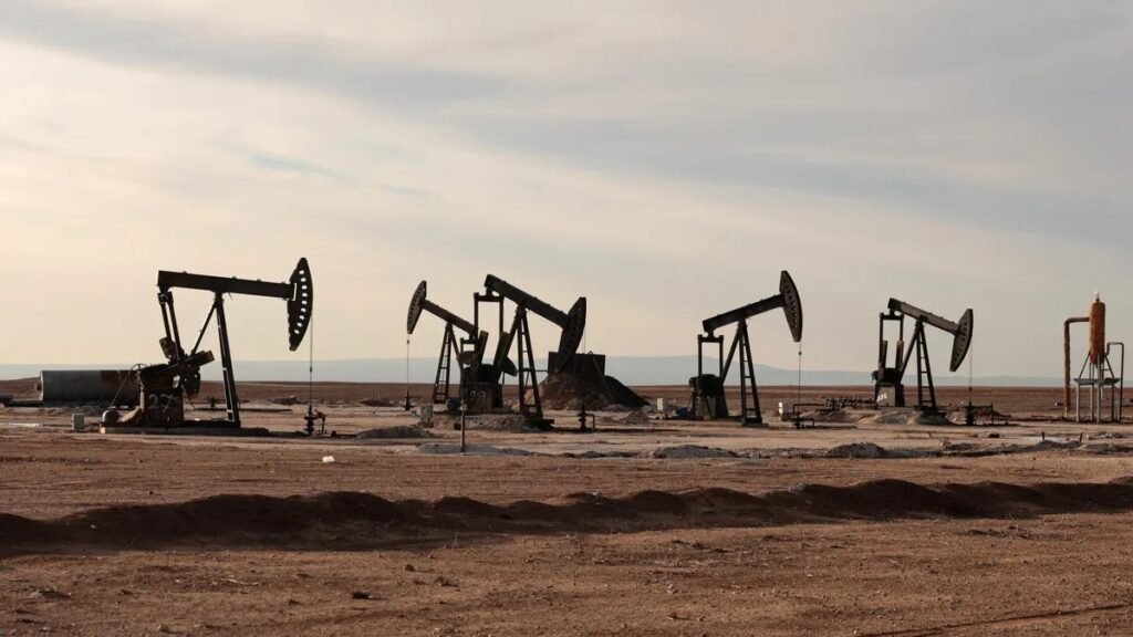 Нефтяные качалки на месторождении — мировые цены на нефть преодолели отметку $100 за баррель