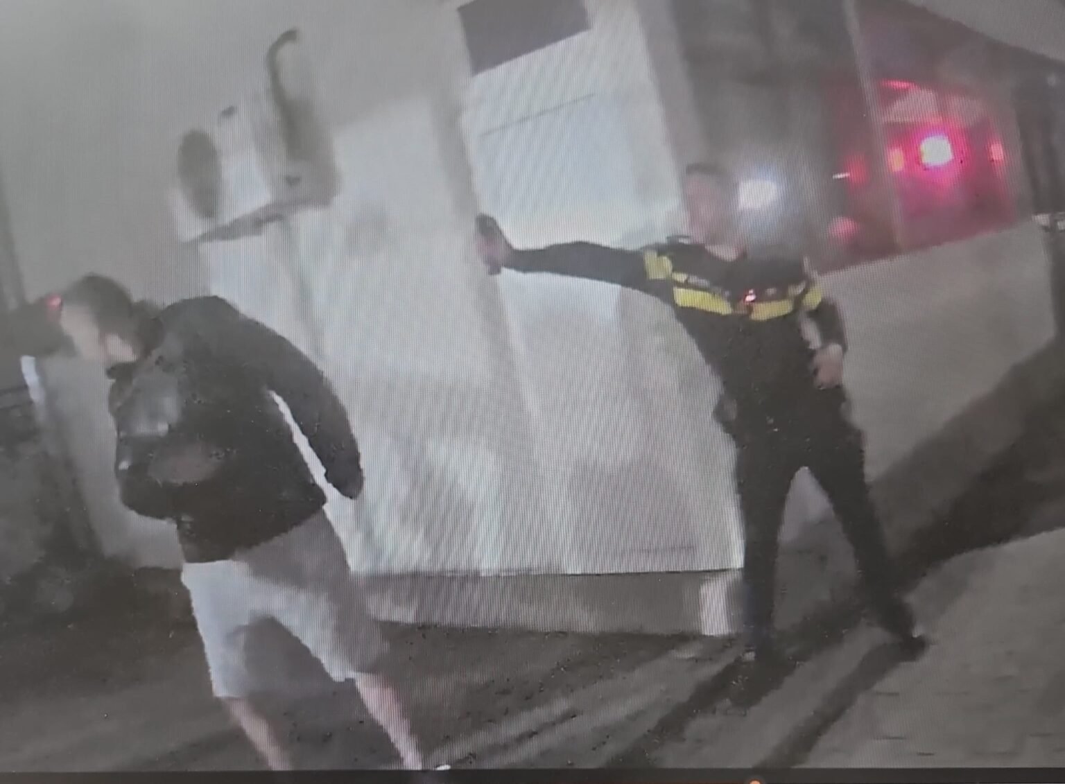 Кадр с нательной камеры полицейского: сотрудник полиции Болдешть-Скэень применяет слезоточивый газ против мужчины во время ночного инцидента