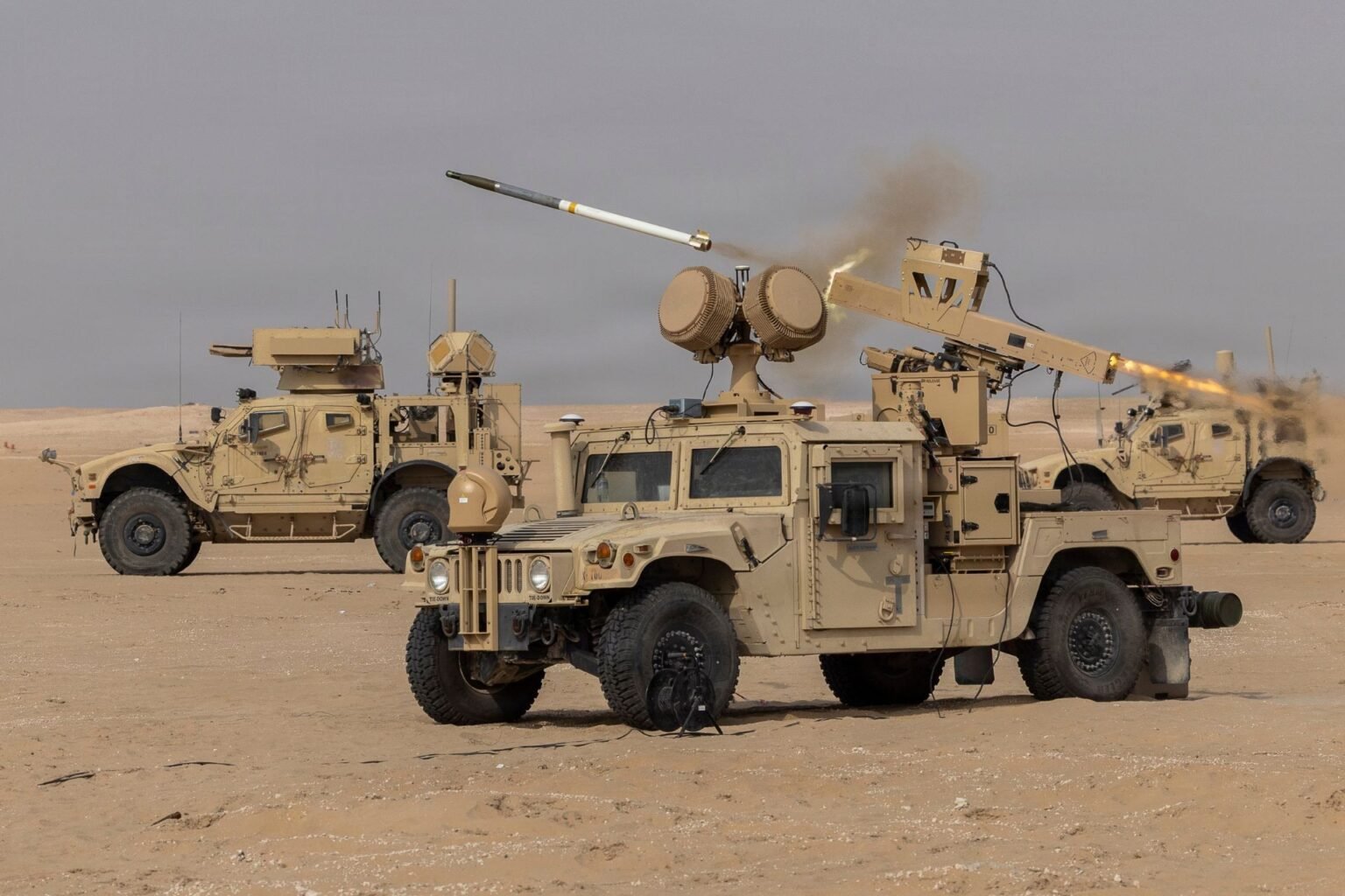 Батарея антидроновых систем EAGLS на базе Humvee ведёт огонь в пустыне Ближнего Востока