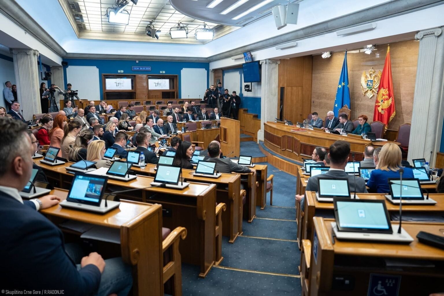 Пленарное заседание Скупштины Черногории, на котором обсуждались спорные законопроекты о внутренних делах и защите персональных данных
