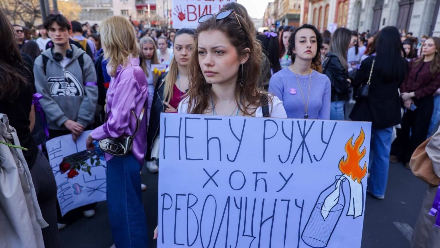 Девушка с плакатом «Нећу ружу хоћу револуцију» («Не хочу розу — хочу революцию») на марше за права женщин в Белграде